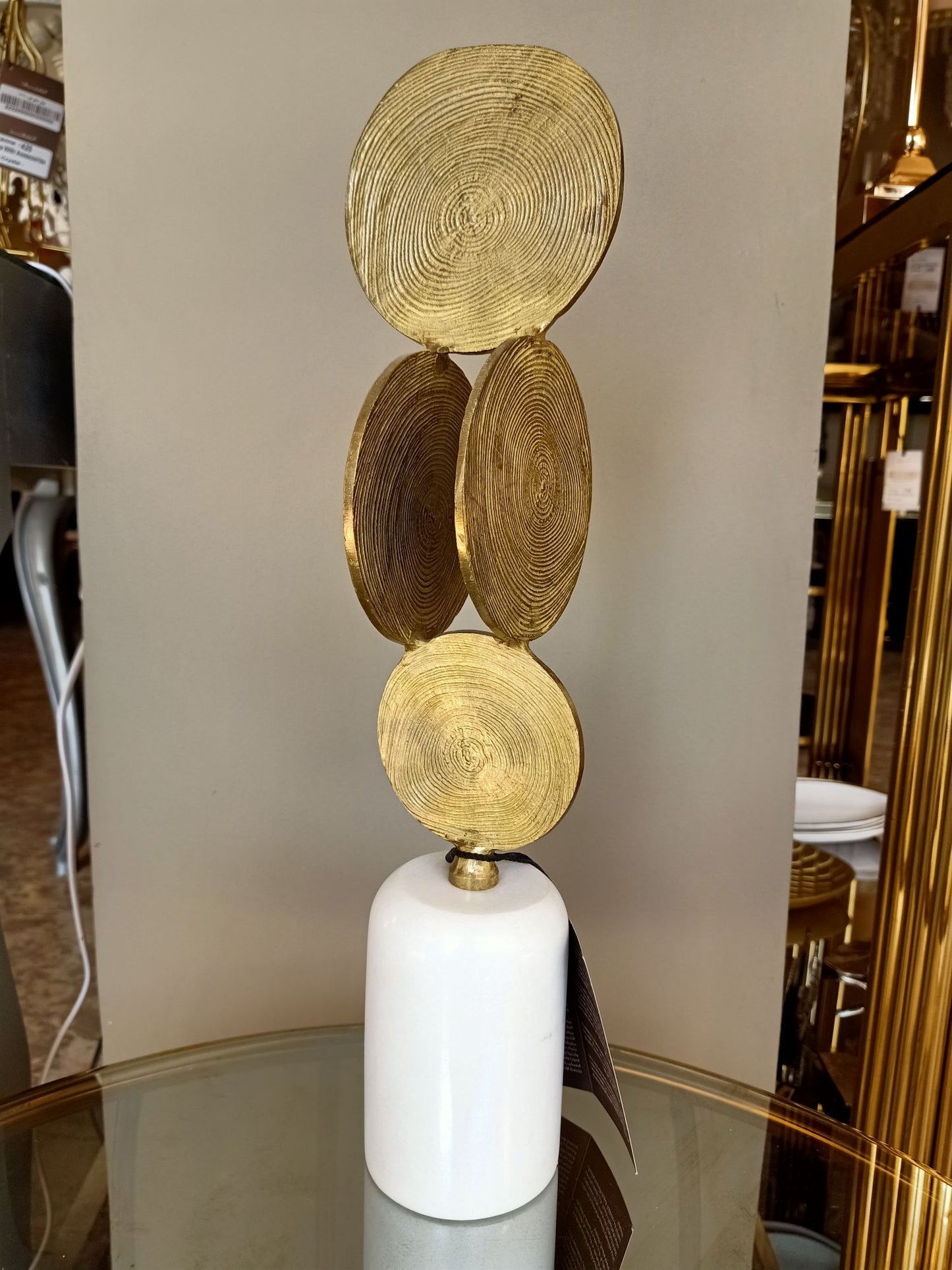 تحفة فنية من إكسسوارات فنورد، قاعدة أسطوانية لامعة من الرخام في المنطقة