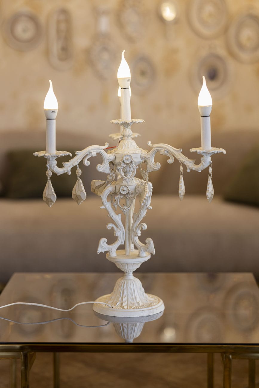 Candlestick, 3 arms, 4 bulbs, rooster crest, white area