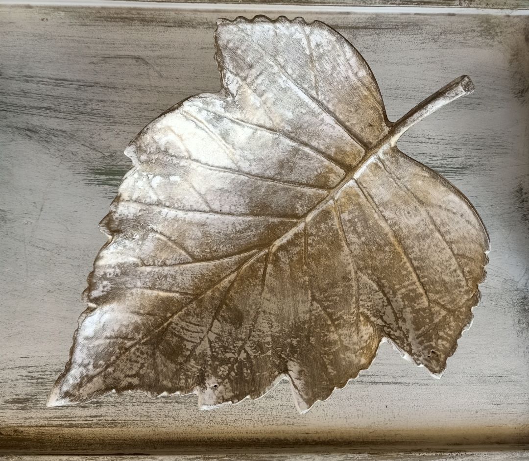 Grape leaves round base white x gold