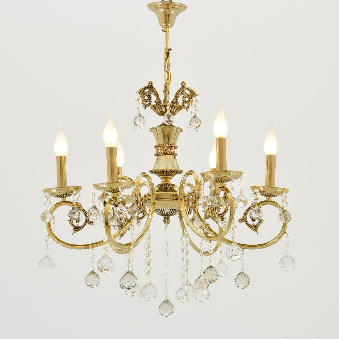نجفة نانسي الذهبية بستة لمبة، من تصميم كانديل، مصر