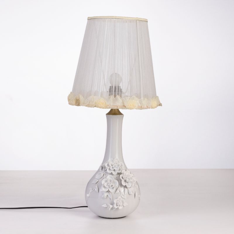 أباجورة مزهر بإضاءة واحدة