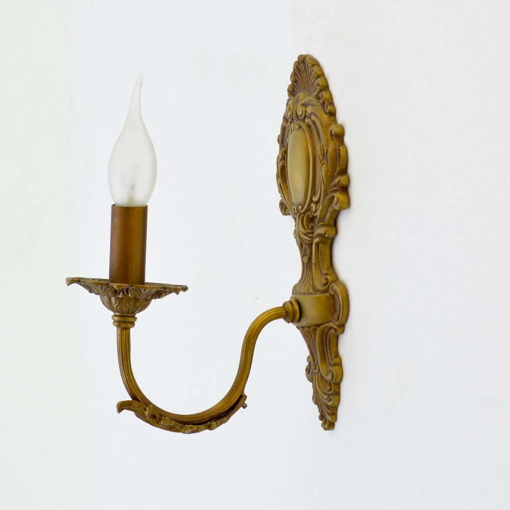 أبليك عتيق من ديميتر بإضاءة واحدة