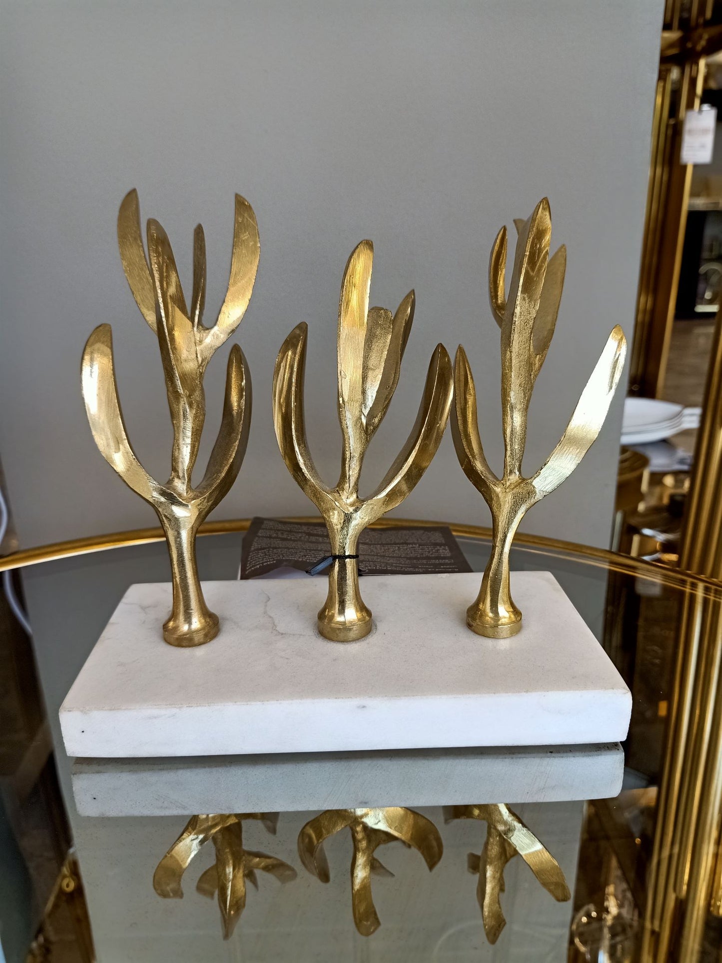 ملحق لنبات الصبار بقاعدة رخامية مستطيلة مصقولة