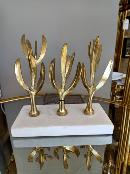 ملحق لنبات الصبار بقاعدة رخامية مستطيلة مصقولة