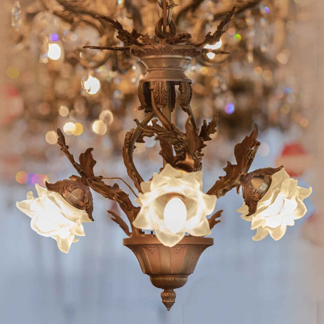 نجفة عتيقة بثلاثة لمبة مزينة بالريش، مقاس كبير جدًا