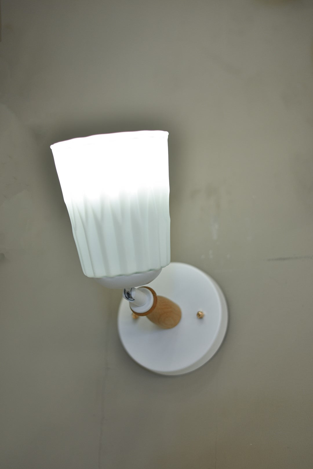 white fan single wall lamp