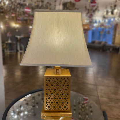 أباجورة مربع الشكل مقطوع بالليزر مع شابوة 81210280