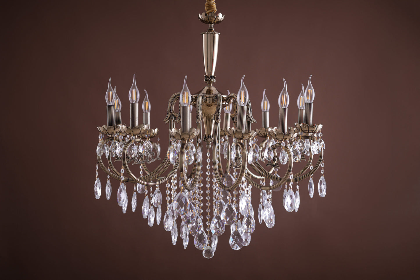 شكل أسد ذو 12 لمبة ذهبي