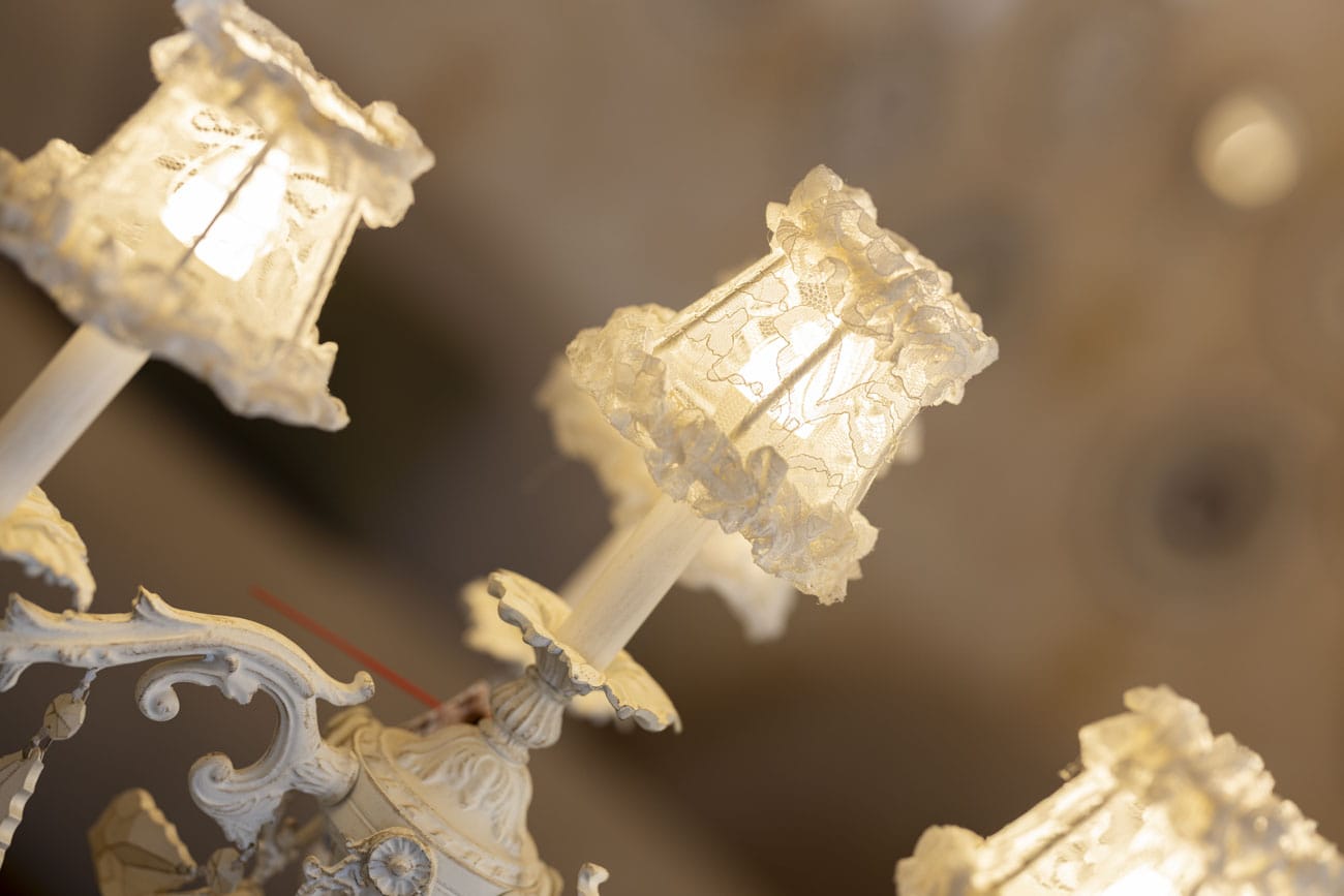 Candlestick, 3 arms, 4 bulbs, rooster crest, white area