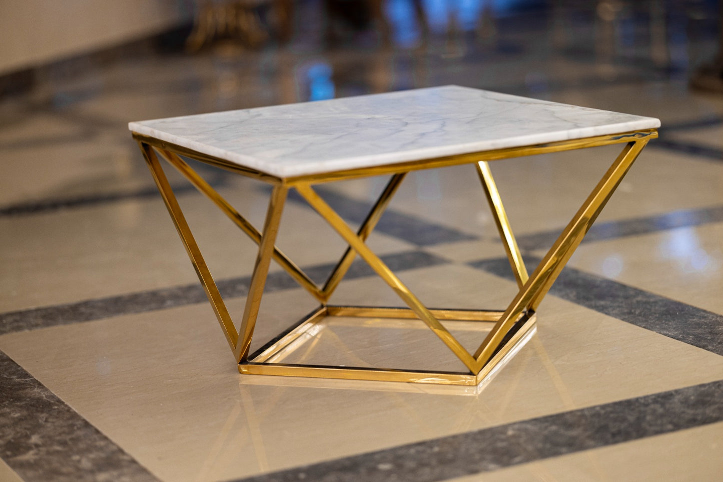 ترابيزة كريستال مربعة، ارتفاع 80 سم، طول 45 سم، المنتج 5645، مصنوعة من الفولاذ المقاوم للصدأ المطلي بالذهب بتقنية PVD