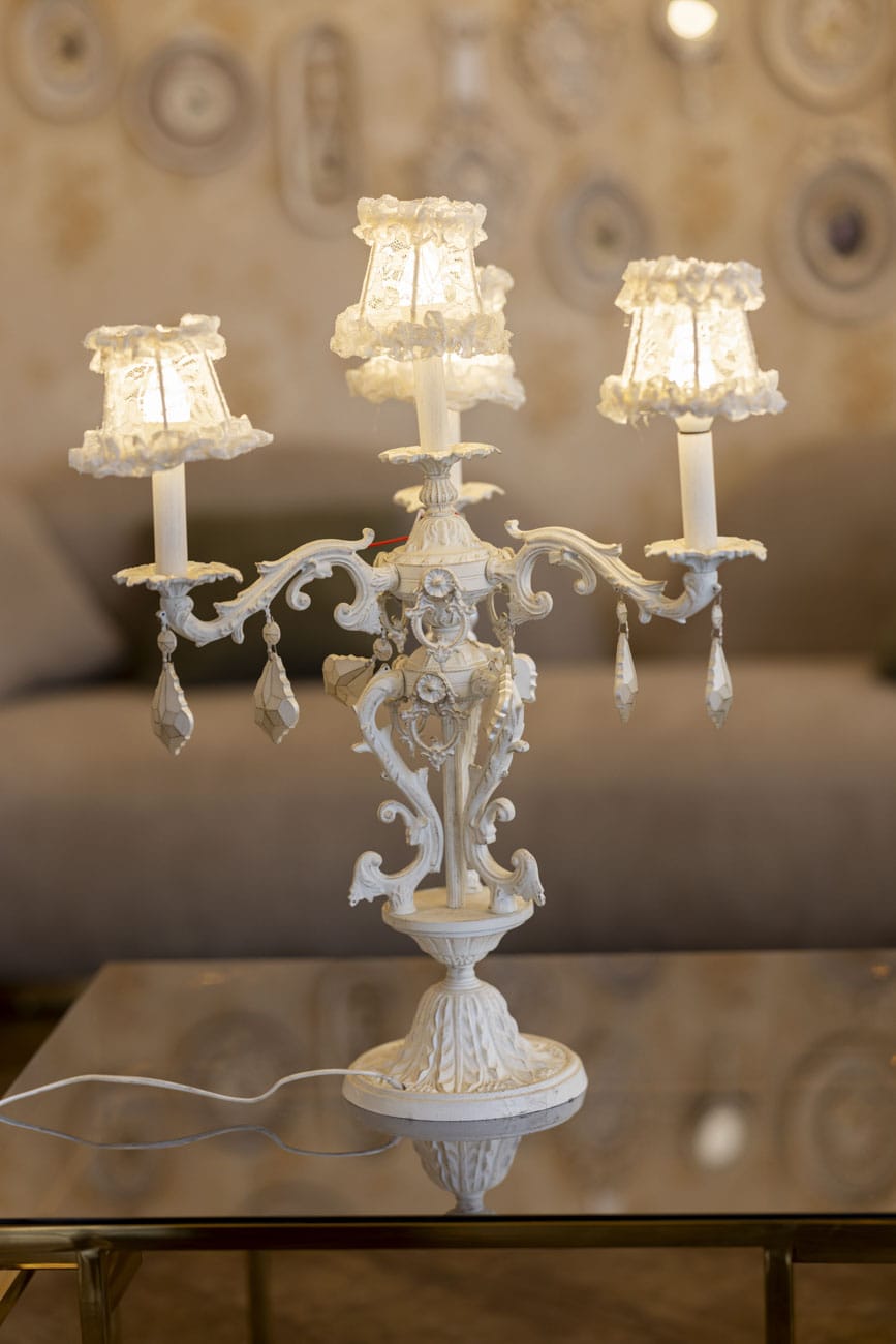 Candlestick, 3 arms, 4 bulbs, rooster crest, white area